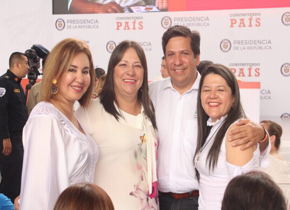 Las Alcaldesas  de los municipios de Guadalupe,  Agrado y Acevedo, junto al alcalde de Neiva.